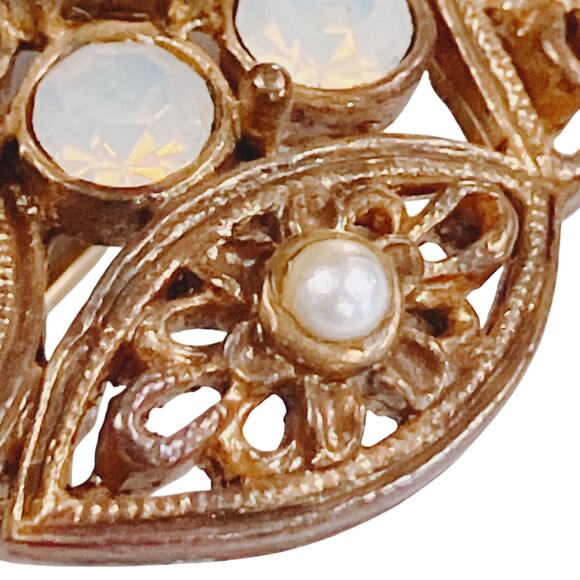Signed Sarah Coventry Mid Century Gold Tone Brooch Faux Pearls Opal Glass Ornate - Picture 6 of 9
